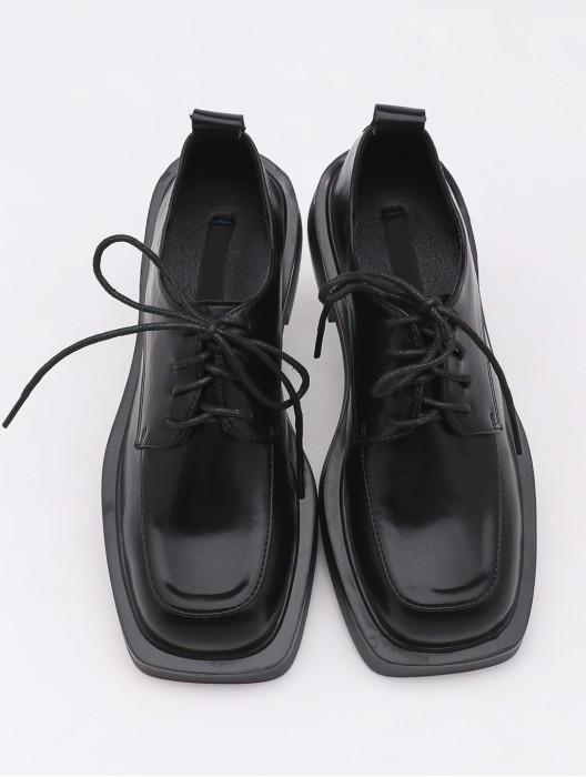 Square toe lace-up shoes